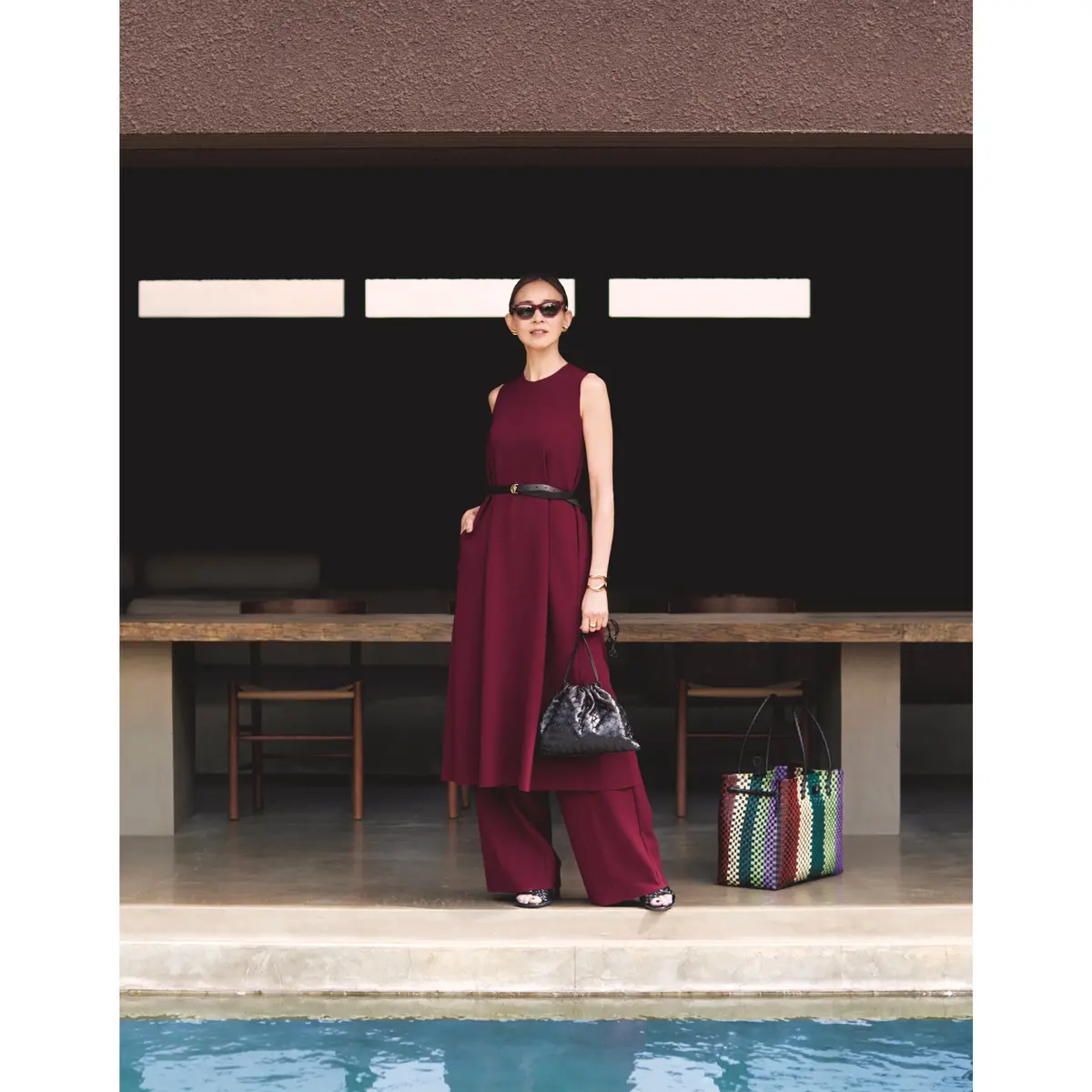 バーガンディーのノースリーブワンピースに同素材のパンツを合わせたコーディネート　モデル・SHIHO