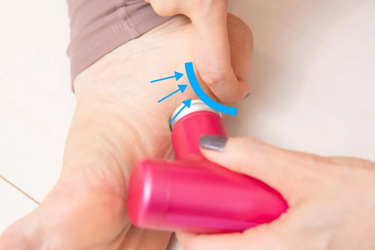 OurAge×Webエクラ　踵は、骨のキワに沿うようにして滑らせていきましょう。     くるぶしは骨に当たらないよう、円を描くようにくるぶしの下部に当ていきます。