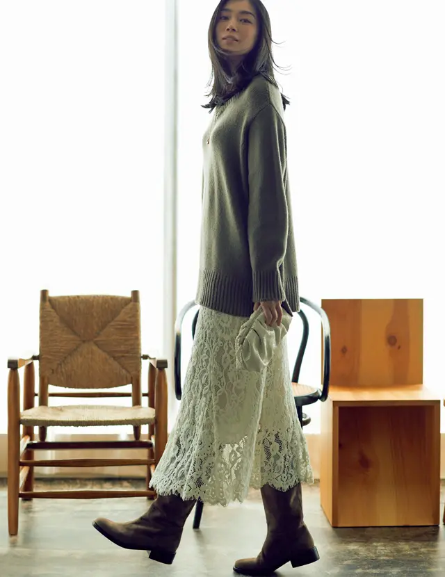 表情豊かなレーススカートがワンツーコーデを盛り上げる