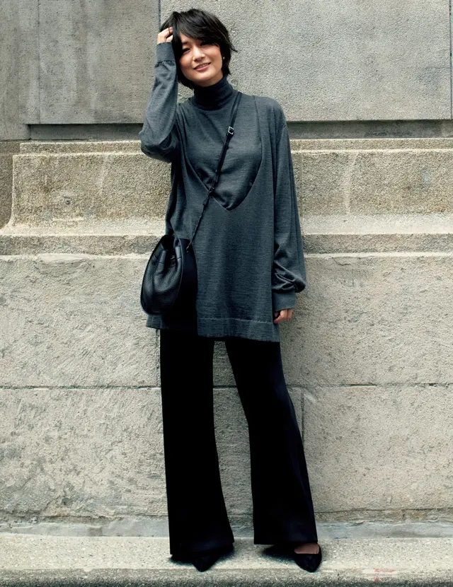 ザ・ロウのニットコーデの富岡佳子