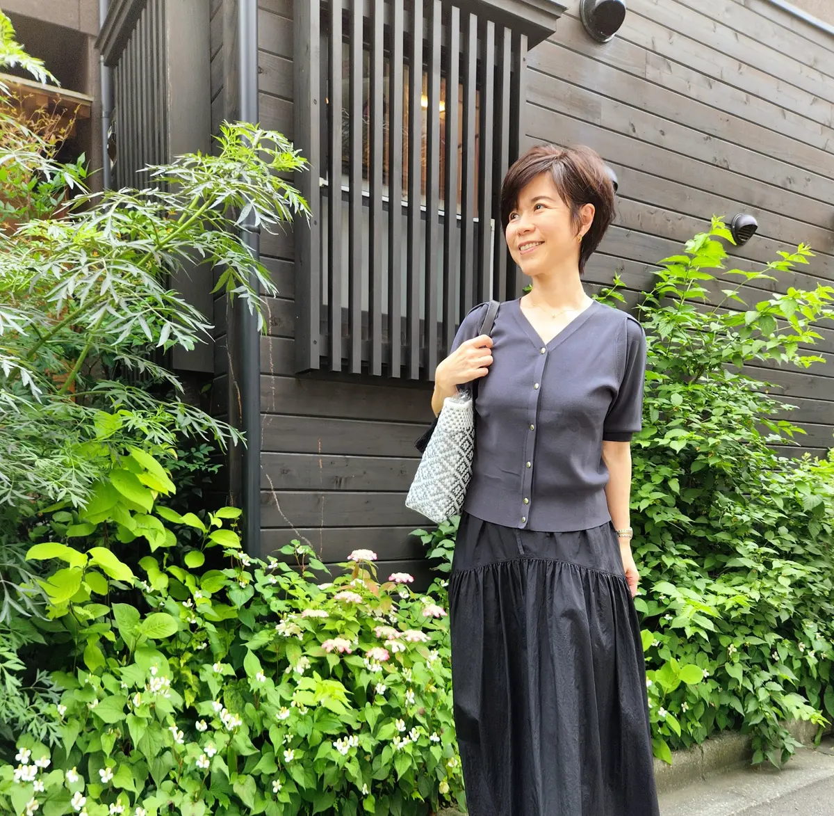 〈コーデ〉 Tops: PLST Skirt: SHIPS Bag: CHEVERE