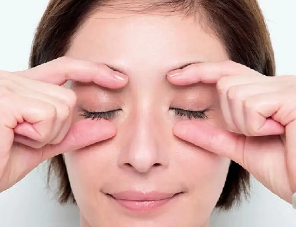 2.下に開き、眼輪筋の動きを確認しながらまばたき