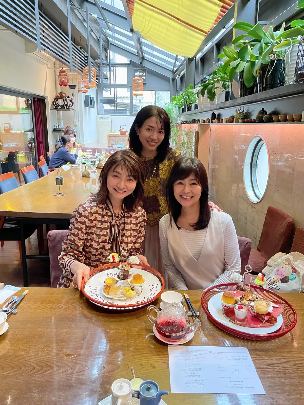 Wakiya一笑美茶樓、赤坂、チャイニーズアフタヌーンティー、中華、中華アフタヌーンティー、スイーツ、女子会、お祝い会、サンルーム、サンルーム席、お洒落、とも子、ゆか、N♡RIK♡、白コーデ、白ワンピース、白ワンピ、ボーダー、シルバーボーダー、レース、柄ワンピース、柄ワンピ、茶系、秋服、秋服コーデ、秋コーデ、秋ファッション、オシャレ、おしゃれ、テラス席、素敵、綺麗、大テーブル、