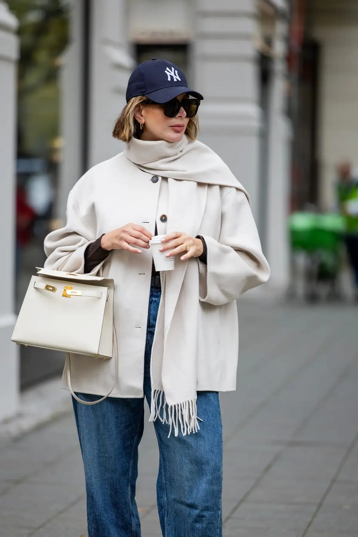 白アウター＆マフラーで上品さをトッピング