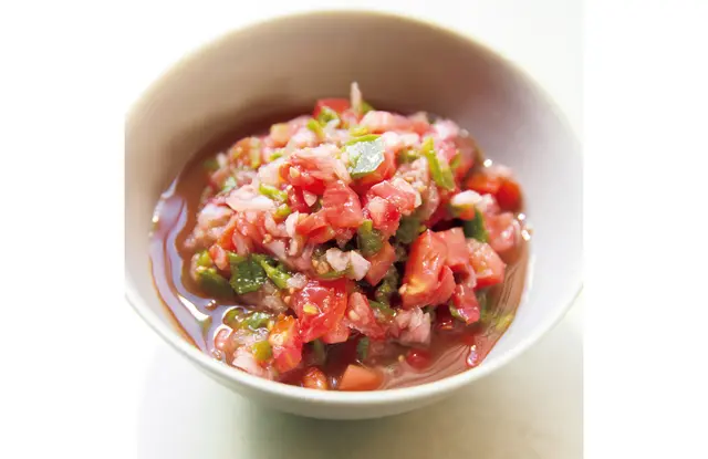 酸味のあるモーリョソースは香ばしい牛肉とよく合い、食欲が刺激される