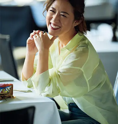 透け感をほのかに感じる素材のシャツでさりげない華やぎを放つ大草直子さん