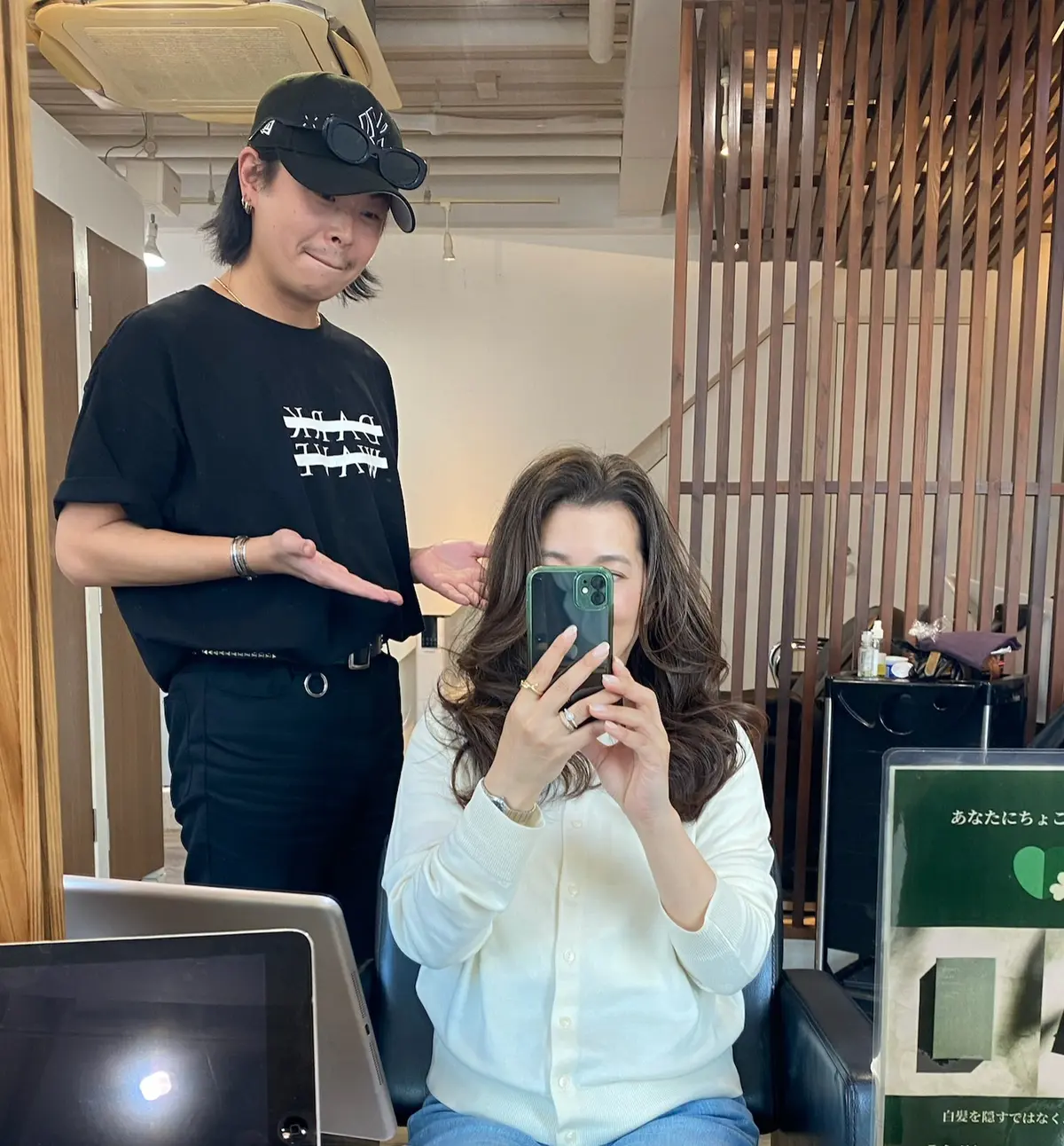 アラフィフロング巻き下ろしのスタイリング後。担当のスタイリストさんと。