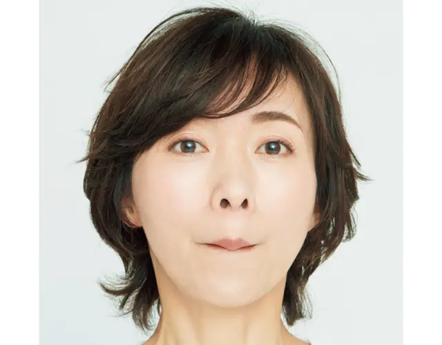 上唇で下唇をキューッと吸い込む