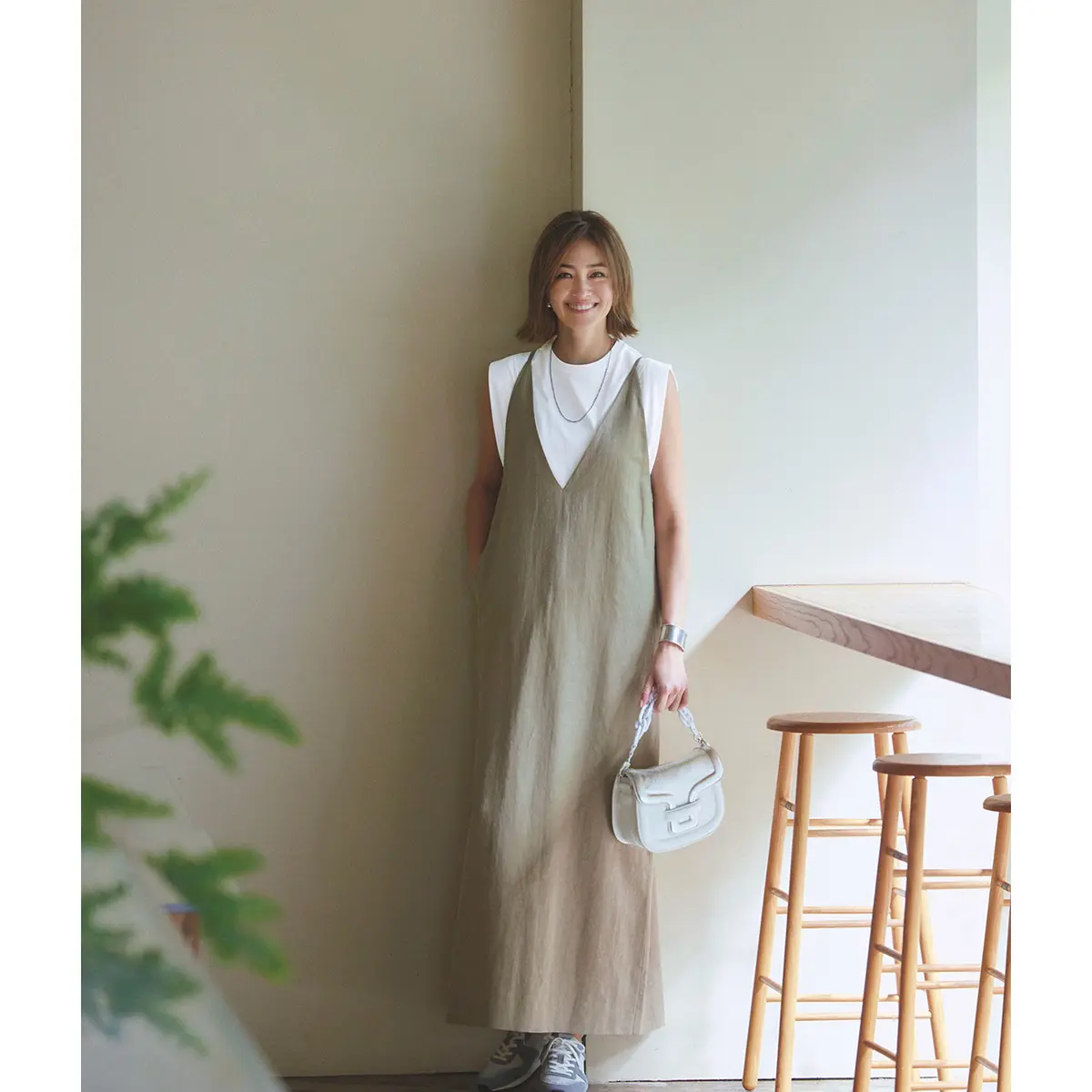 白ノースリトップスにベージュキャミワンピースを重ねたコーデ　モデル・RINA