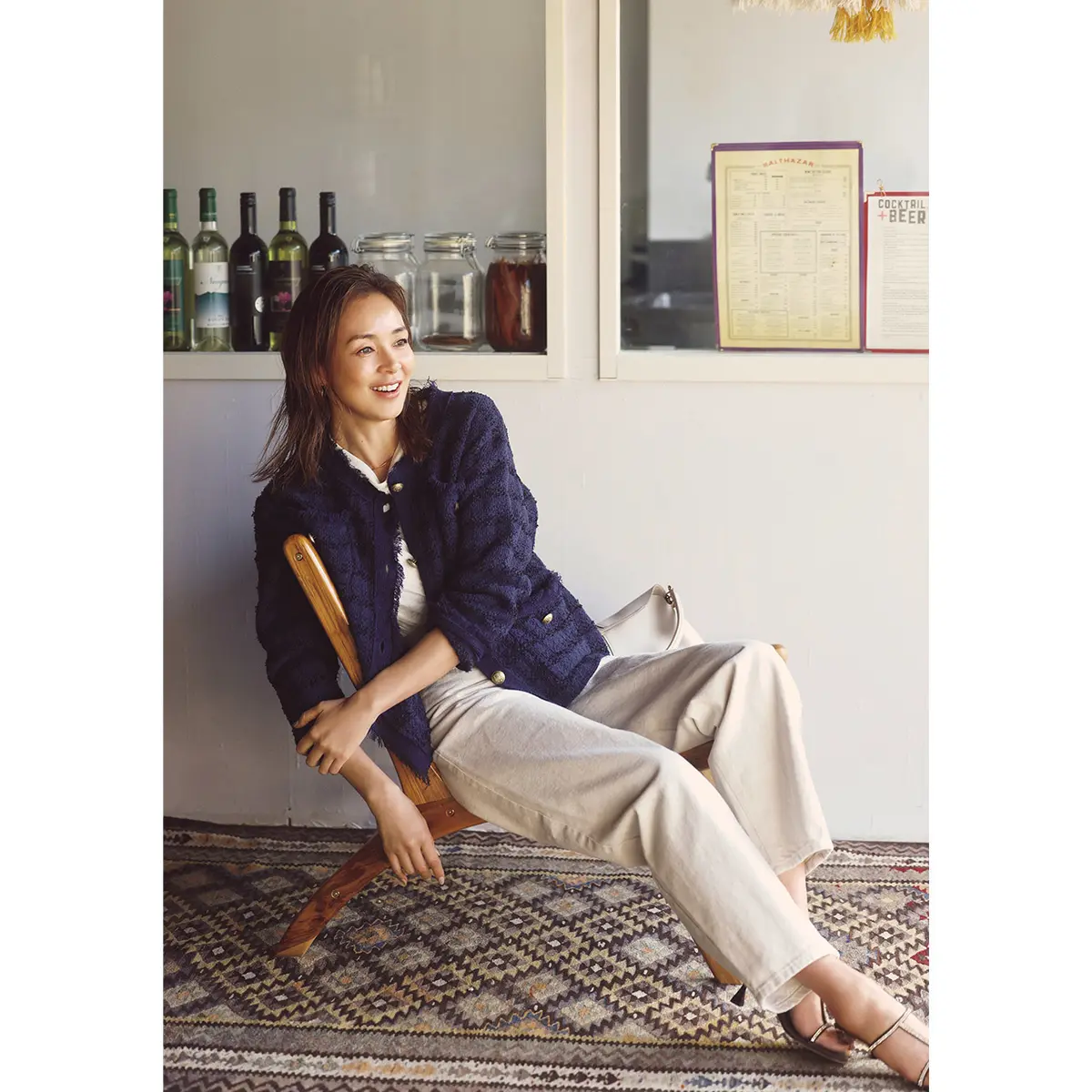 ネイビーのニットツイードジャケットと白デニムパンツのコーデ　モデル・SHIHO