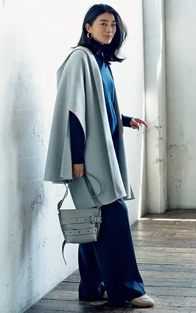 前後差のあるフード付きケープのコーデ