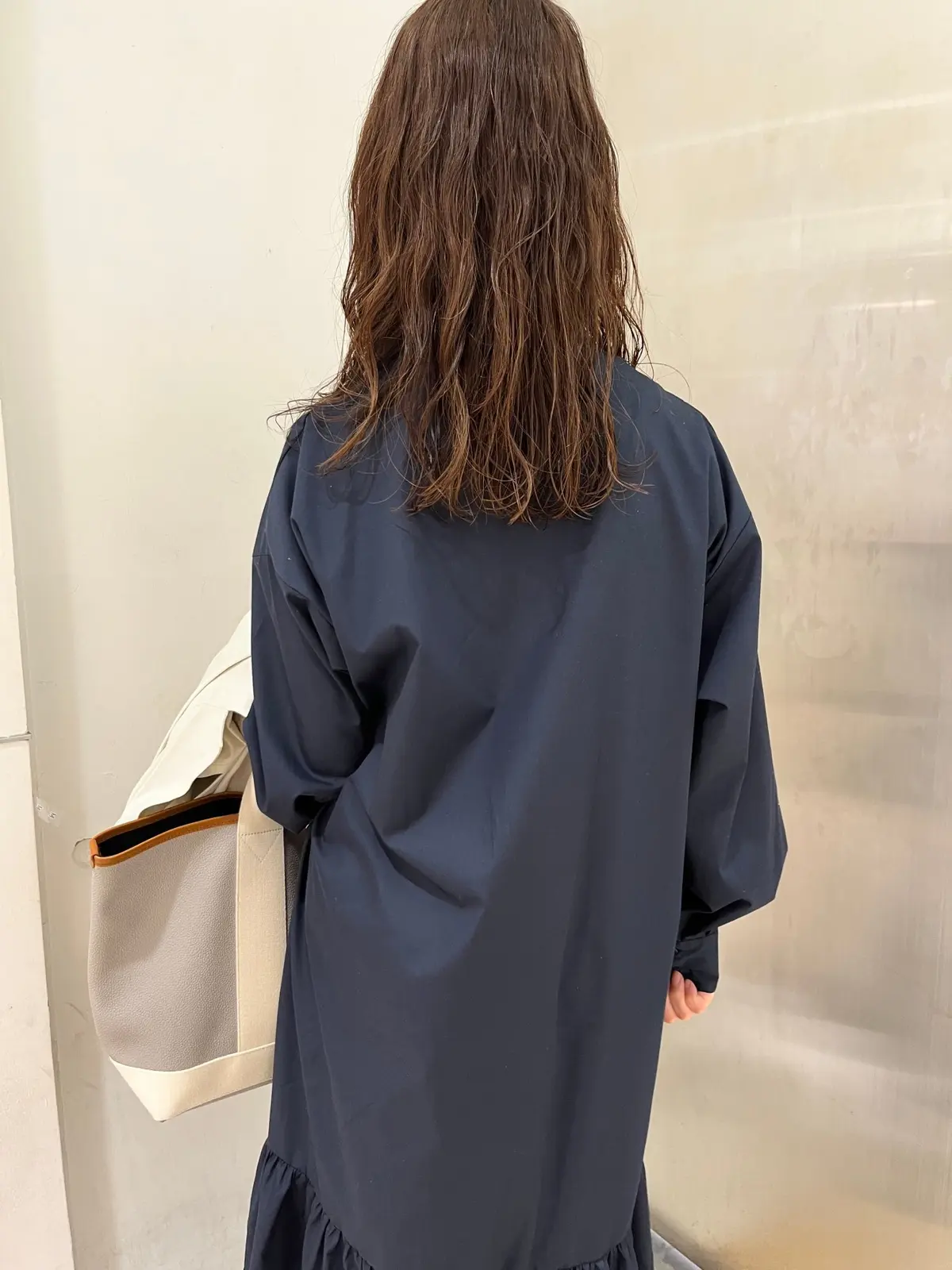 後ろ姿。縦落ちで流れるような大人パーマ。   フロントからサイドも動きがある、ふんわりニュアンス。