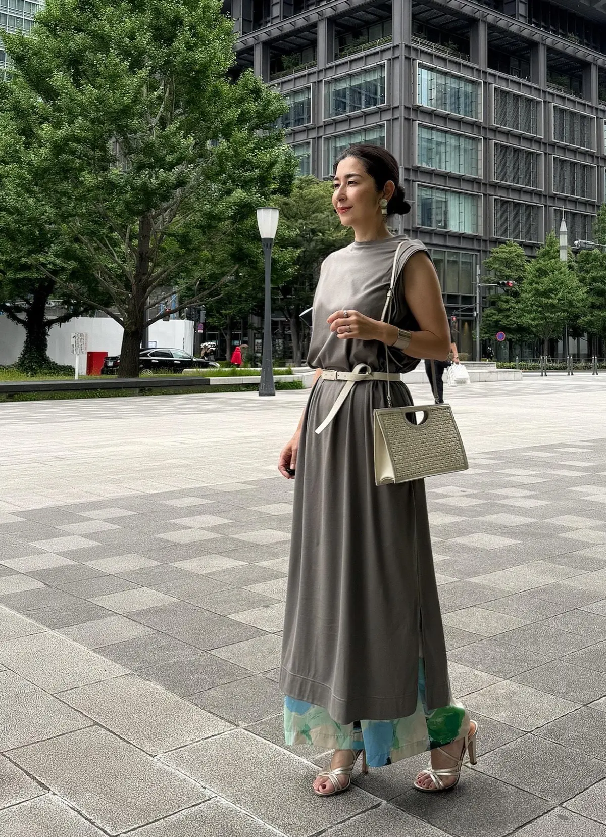 イーバイエクラ　SALONEワンピース　グレージュ　接触冷感ワンピース　オフホワイトベルト　オフホワイトのラフィアショルダーバッグ　シャンパンゴールドサンダル　　ペイント柄ワイドパンツ