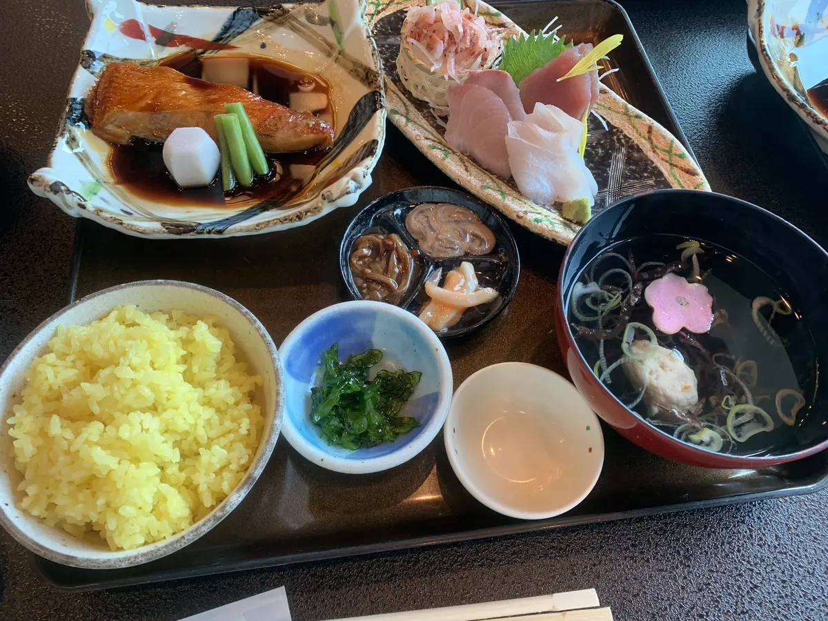 名物の金目鯛の漁師煮と刺身のセット