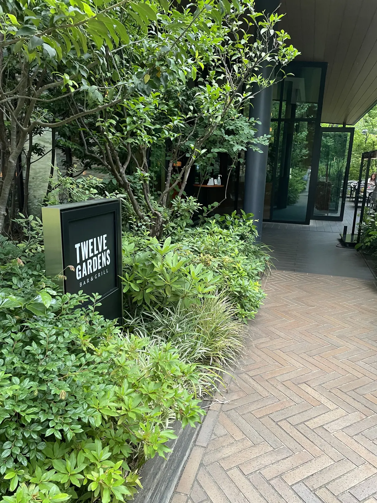 レストラン、TWELVE GADENS BAR & GRILL、トゥエルブ ガーデンズ バー アンド グリル、入り口、看板、目印、緑、木々、緑のディスプレイ、イタリアン、アメリカン、イタリア料理