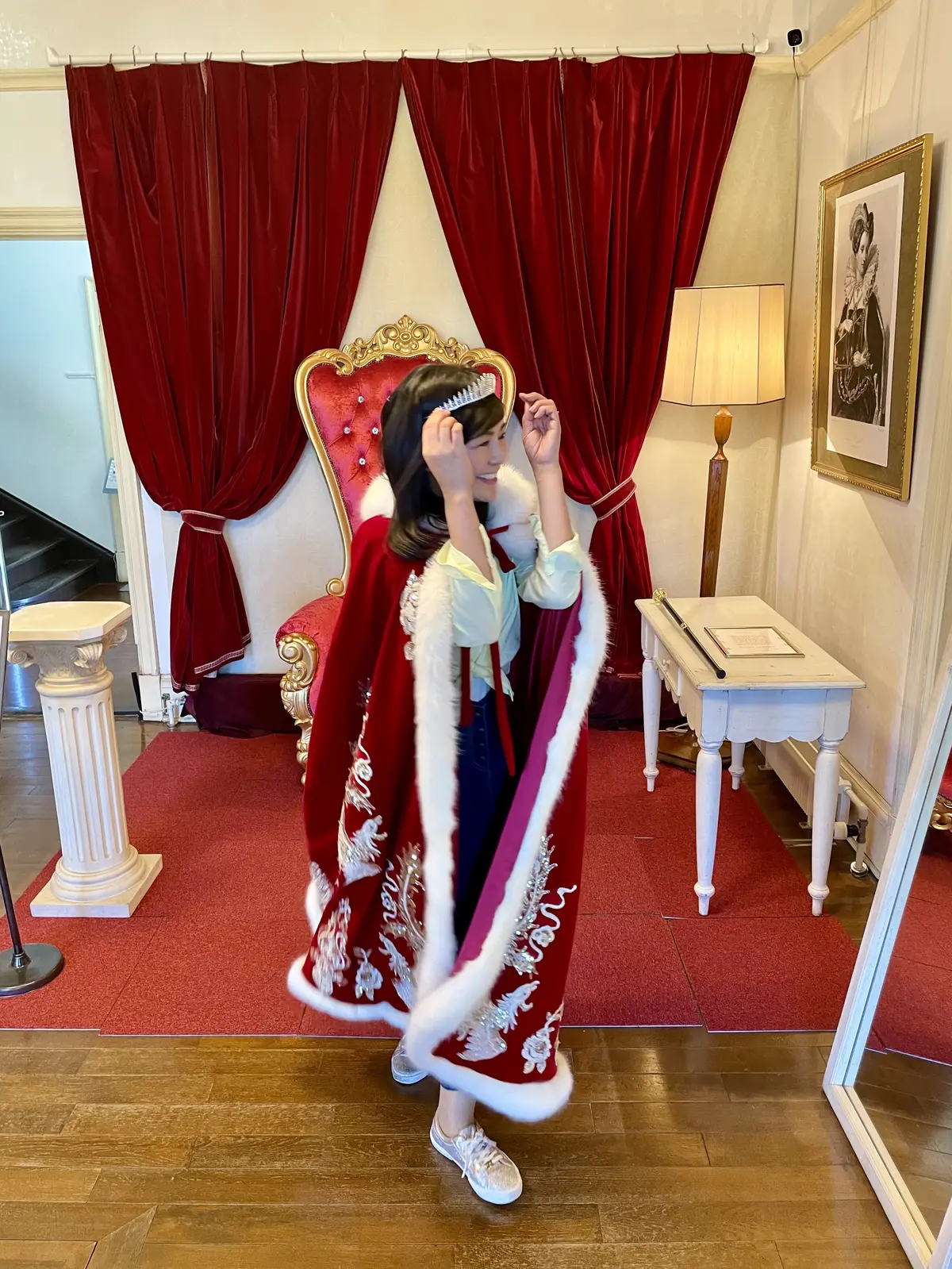 イギリス領事館、函館、北海道、女王、ローブ、女王のローブ、冠、女王の椅子、