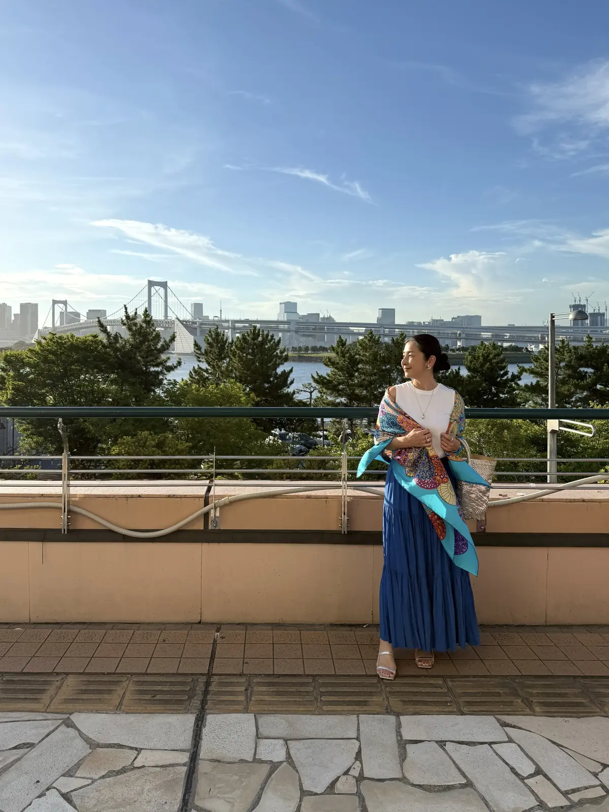 お台場　レインボーブリッジ　記念写真　白Tシャツ　青スカート　スカーフ