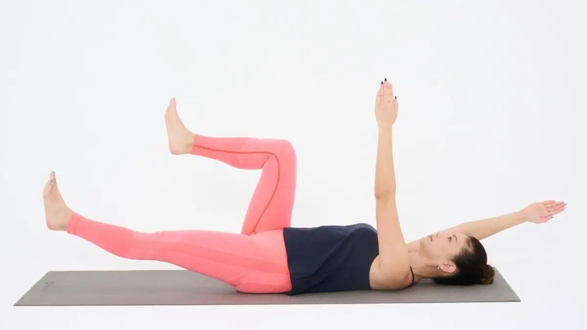 OurAge×Webエクラ  右腕と左脚を伸ばしたら、元の位置に戻します。