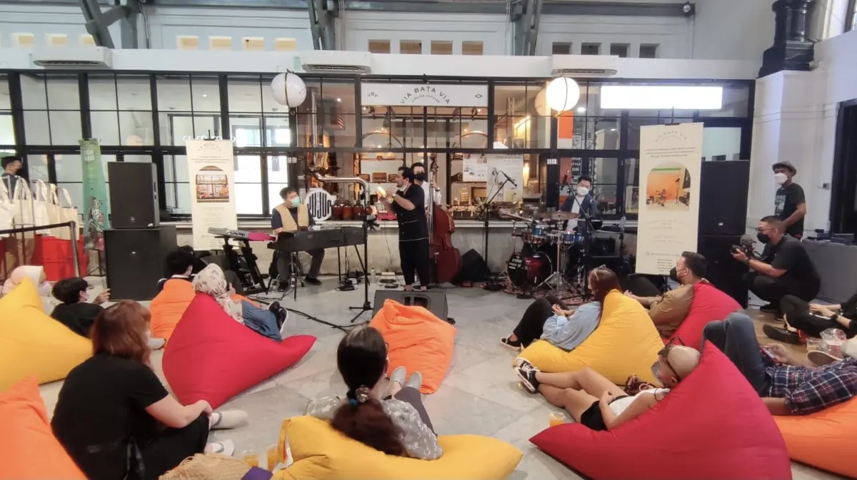 ジャズコンサート　ビーズクッション　客席