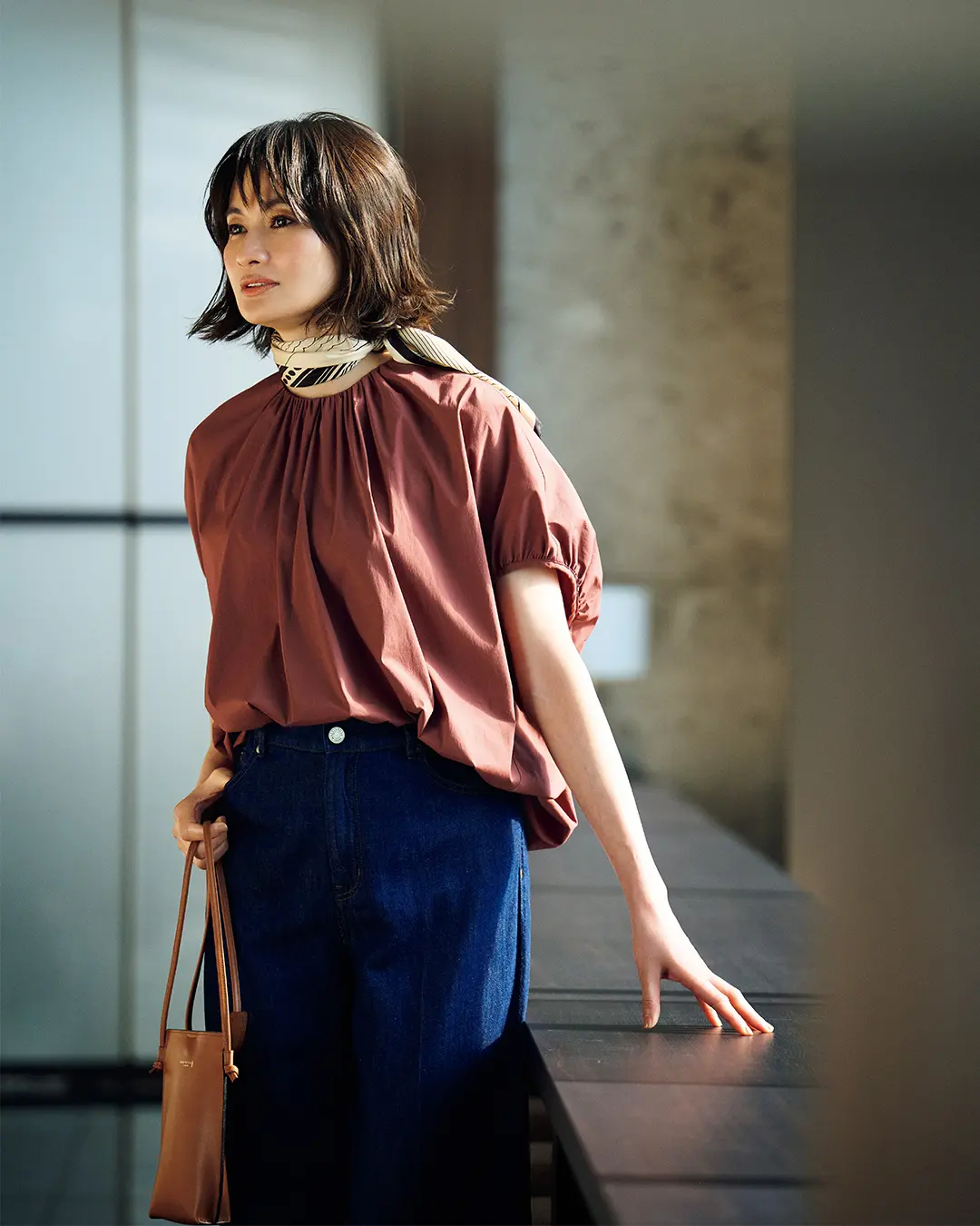 ストレッチコットンが体をふわりと包み込む、大人が愛らしくなるブラウス