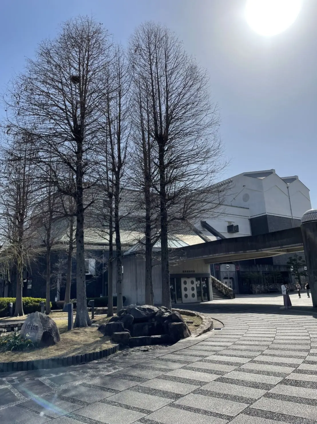 春あかりと鮮やかブルーグラデーションの画像_15