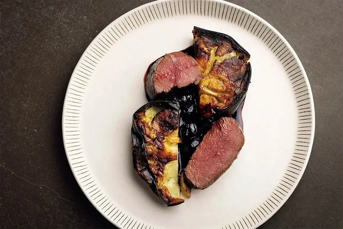 薪の香りをまとった鹿肉のローストと、とろとろの賀茂なすにブルーベリーソースを添えた「鹿肉 賀茂なす ブルーベリー」