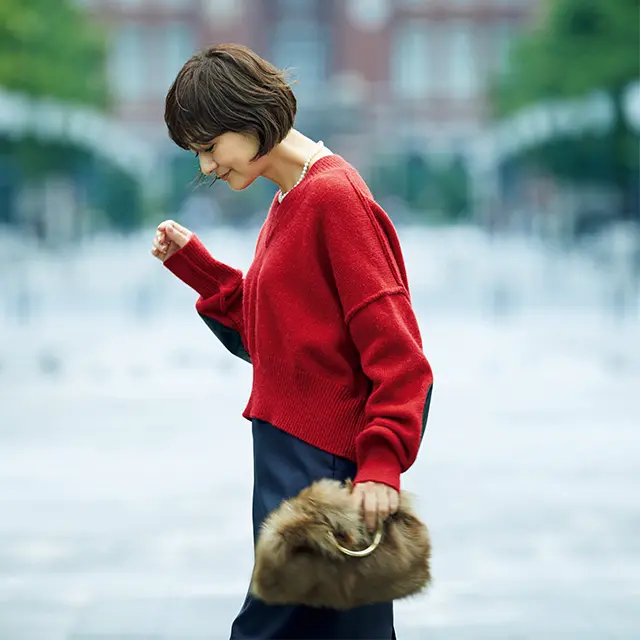 リラクシーな装いにも心浮き立つパワーが宿って――自分らしさを解き放つ、赤の効用
