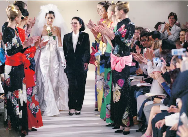 ハナヱ・モリオートクチュール2004年秋冬コレクション〈ファイナル・コレクション〉のフィナーレ ウェディングドレスを着た孫娘の森泉と