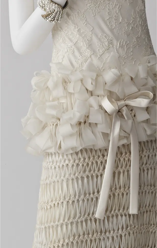 森英恵《ウェディングドレス「お嫁さん」》（部分）、 HANAE MORI HAUTE COUTURE、 2003年春夏　撮影：小川真輝