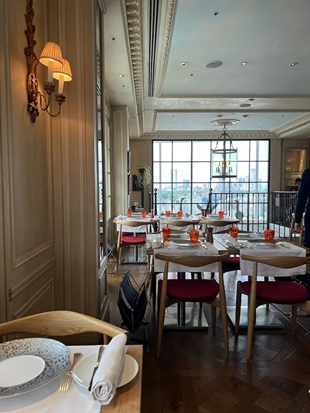 窓も広いので店内は明るい日差しが差し込みます！