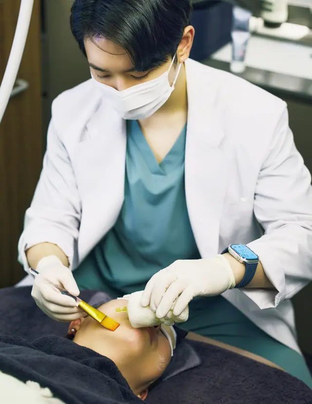 オンダリフト（W690,000～） は痛みのないマイクロ波エネルギーを用いた施術。肌を引き締めつつリフトアップ