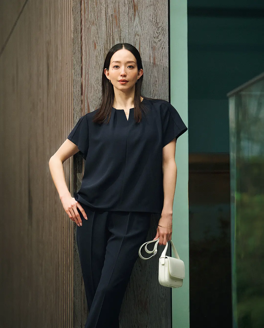 上品なディテールのセットアップで涼やかさときちんと感を両立させて