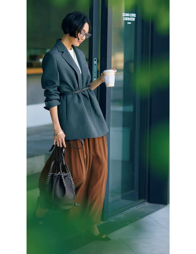 スマートな額縁ジャケットの効果でスカートコーデもすっきり決まる！
