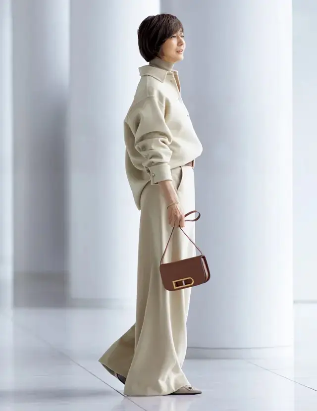 ごくシンプルな装いなのに、そこはかとなくリュクスなムードが香る。装飾を削ぎ落としたミニマルなおしゃれにこそ、真の上質と洗練を知りつくした大人の感性が輝く。