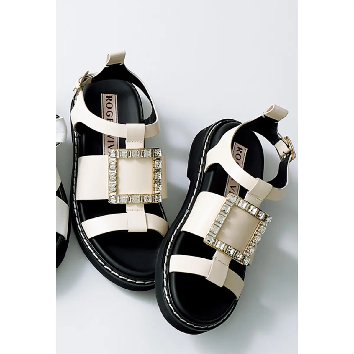 靴￥204,600／ロジェ·ヴィヴィエ·ジャパン（ロジェ ヴィヴィエ）