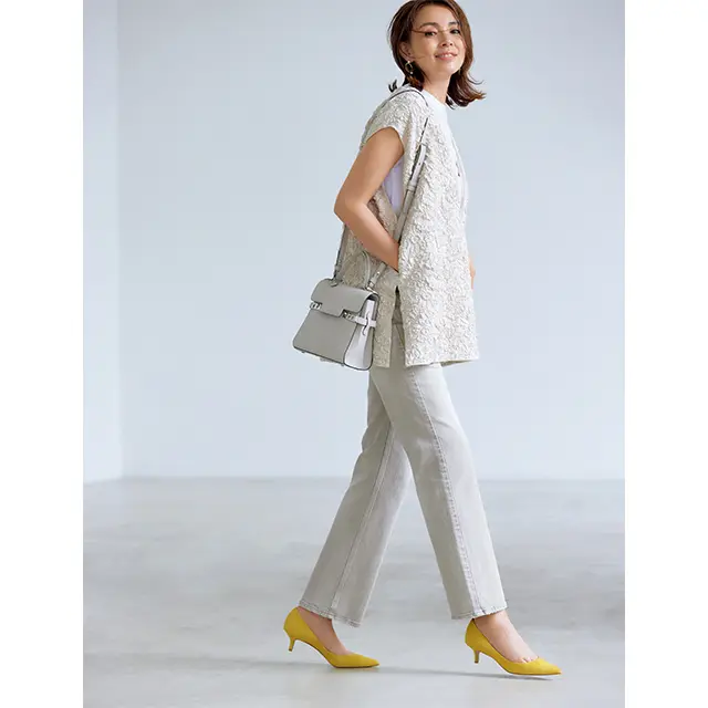 チアフルなイエローをワントーンコーデに一点。 美しいヒールパンプスが大人のムードも匂わせて