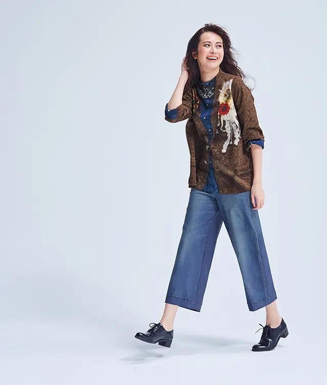 ほどよくワイドな八分丈シルエット。楽でおしゃれな「ワイドクロップドデニム」