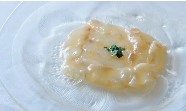 ヒラメのカルパッチョ。自家製マヨネーズをベースに薄口醤油、梅酢を加えたドレッシングで