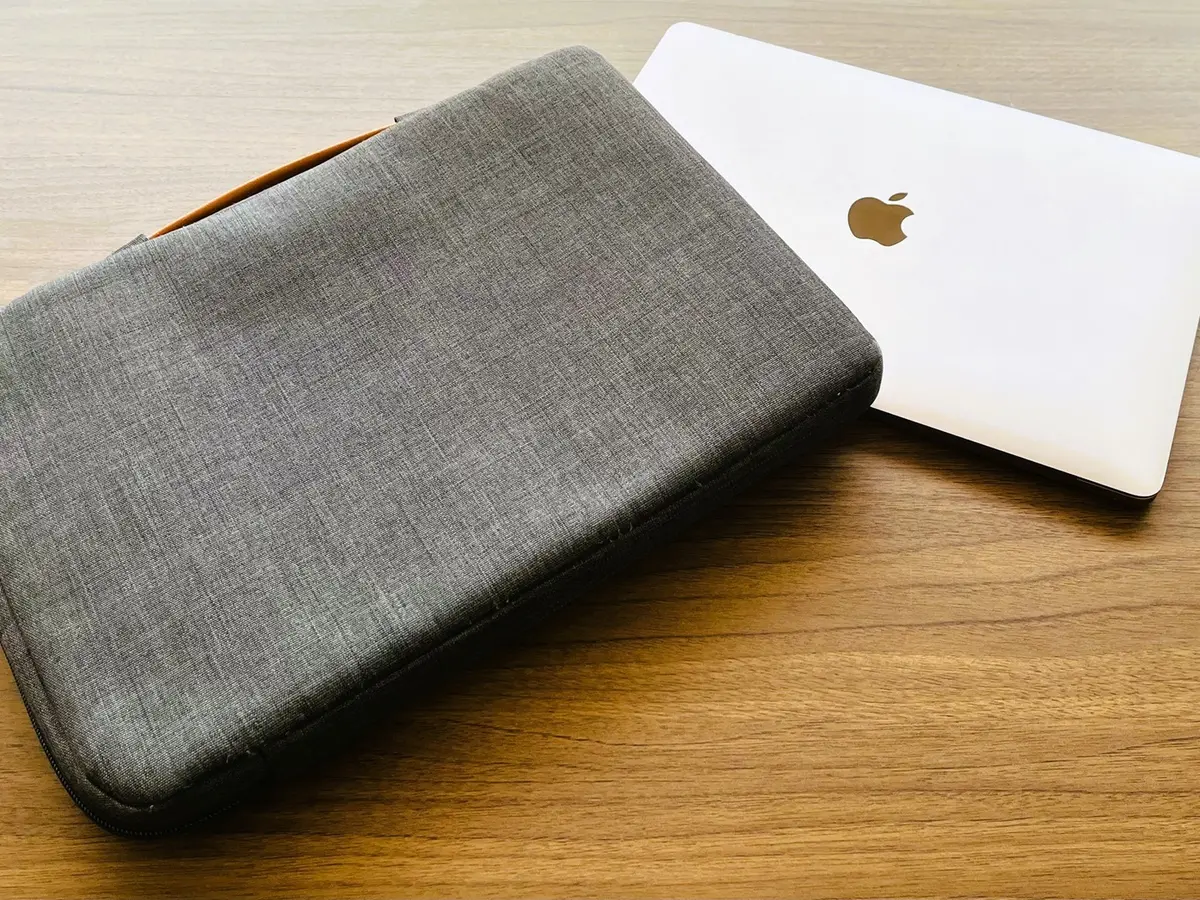 笠井さんのパソコンケースとノートパソコン