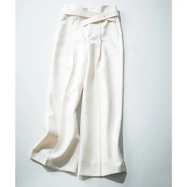 パンツ（ベルトつき）￥31,900／アナイ