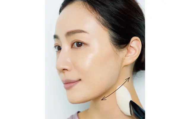 《4》残りのお粉を首にふわっと