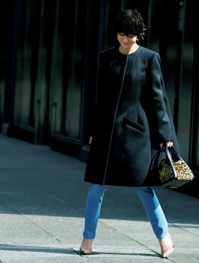 富岡佳子さんが着るAラインシルエットのコート