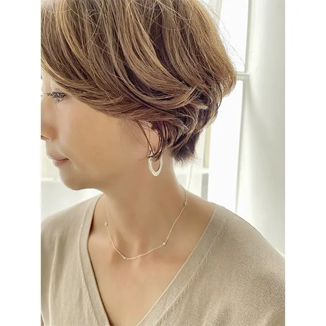 【ショートヘア×ピアスのおしゃれな関係＃２】インパクト大の「フープピアス」で、メリハリショートを華やかに