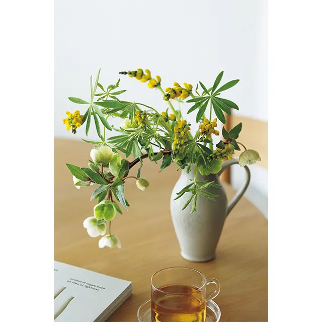 花のしだれ感に任せてピッチャーの注ぎ口に片寄せ