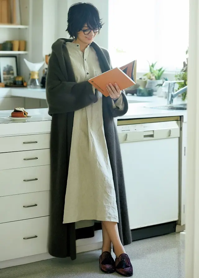 富岡佳子　ロングニットコート￥72,000／アパルトモン 青山店（ハーヴェル スタジオ）