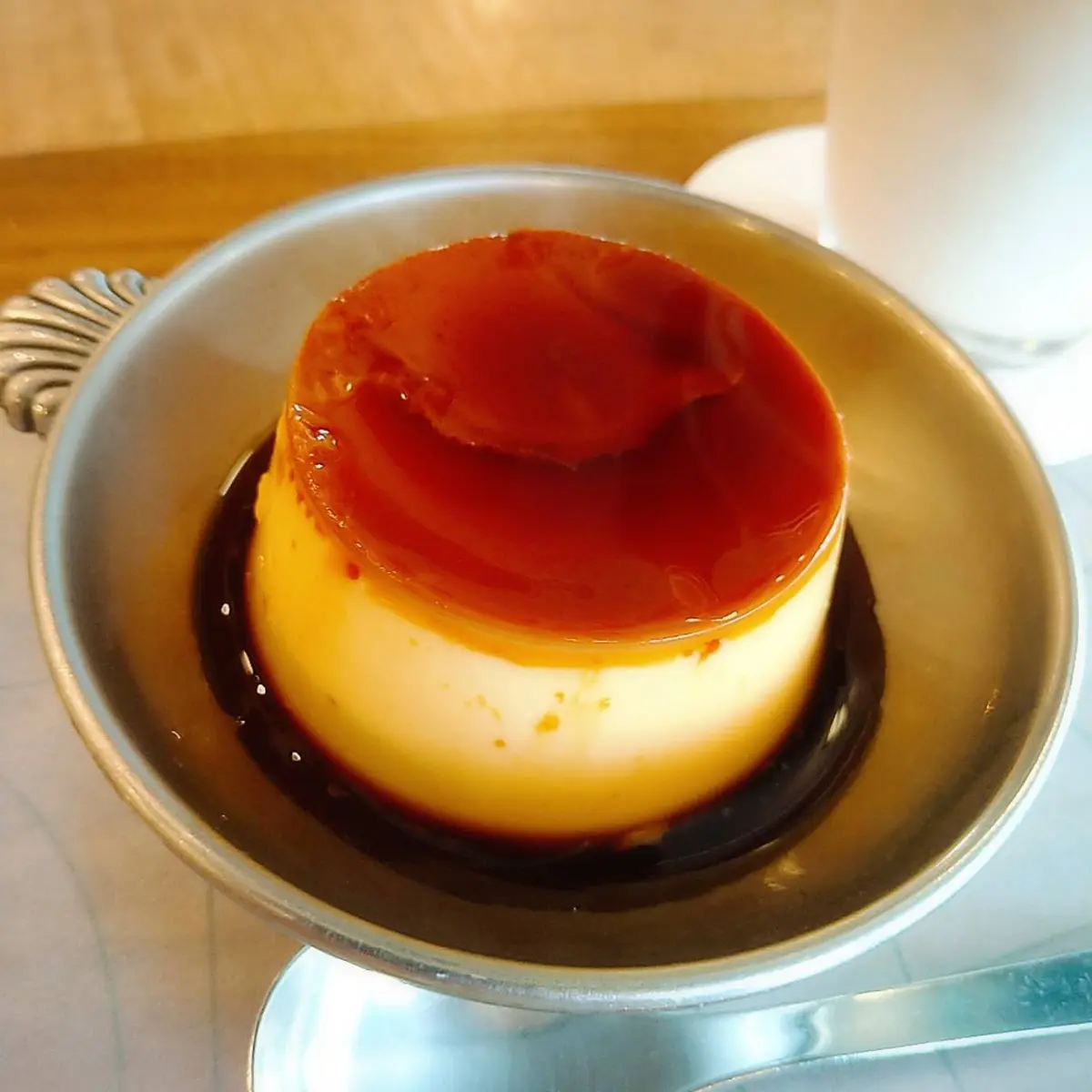 渋谷のホワイトグラスコーヒー、プリンとアイスカフェラテ