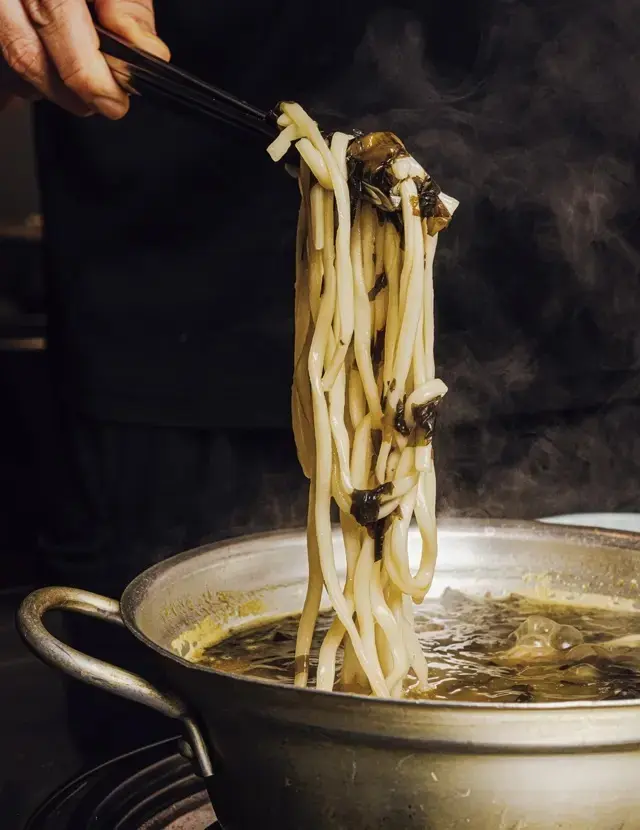 だしをたっぷり吸ったカルグクス（麵）。麵がくっつかないように、バラしながら投入するのがおいしく食べるコツ