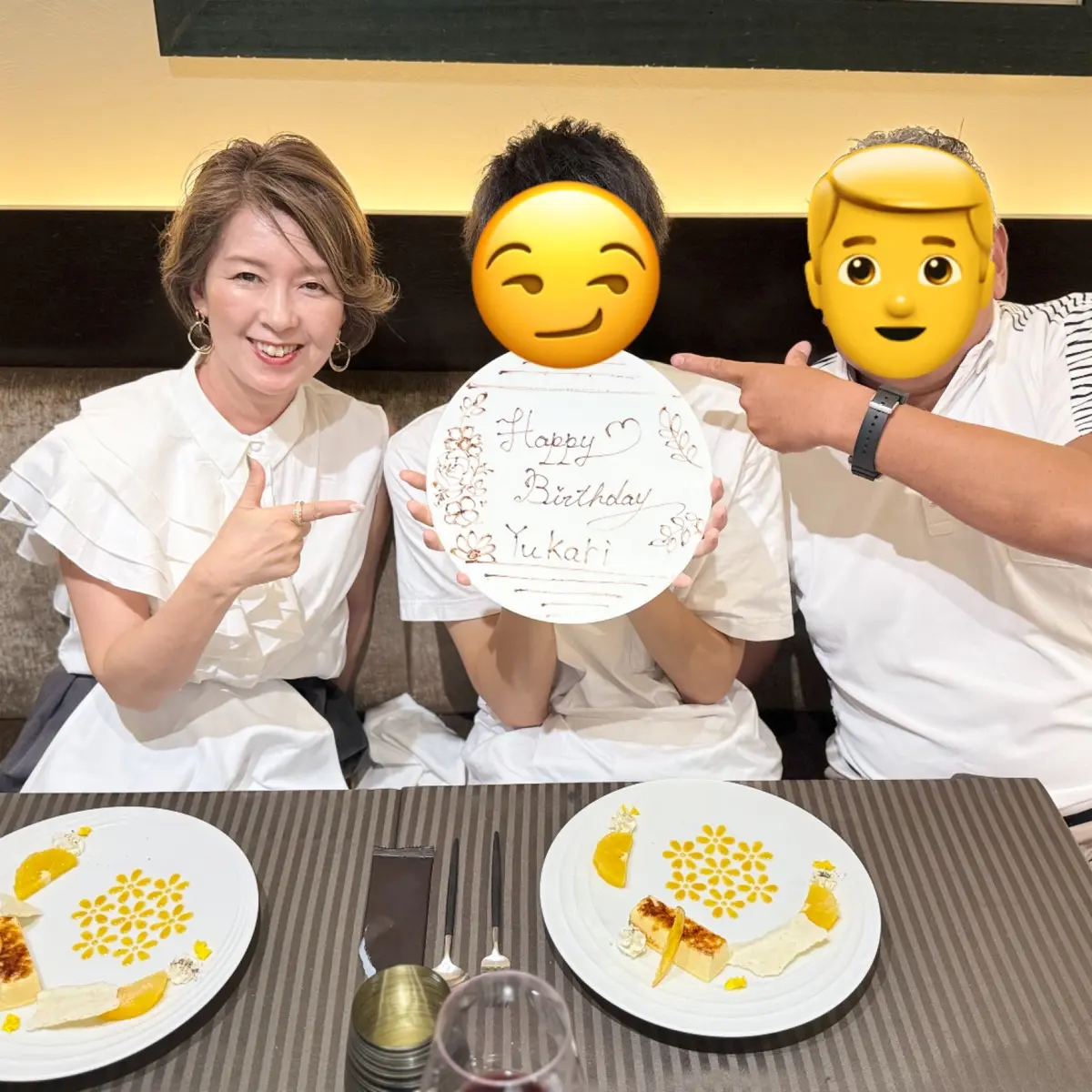 夏の街に映える白ブラウスとハンサムパンツの画像_4