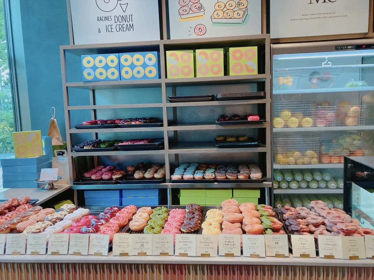 ののあおやま『ラシーヌ青山』カラフルなドーナツ