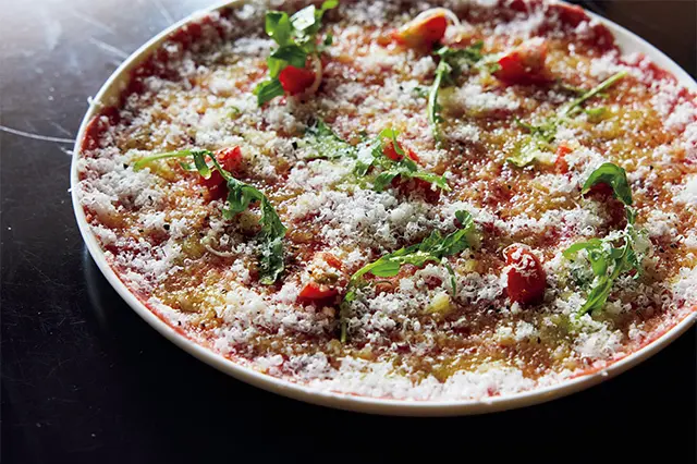 「牛肉のカルパ ッチョ」。ステーキをメインにタル タル、カルパッチョいずれかを選べ る6品のコース￥11,000 ～